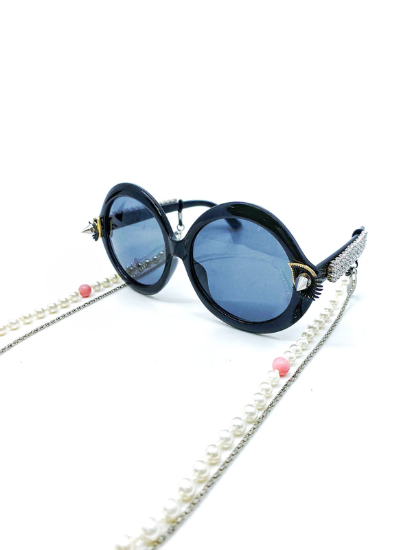 ROUND-FRAME SUNGLASSES WITH PEARLY PRINCESS CHAIN